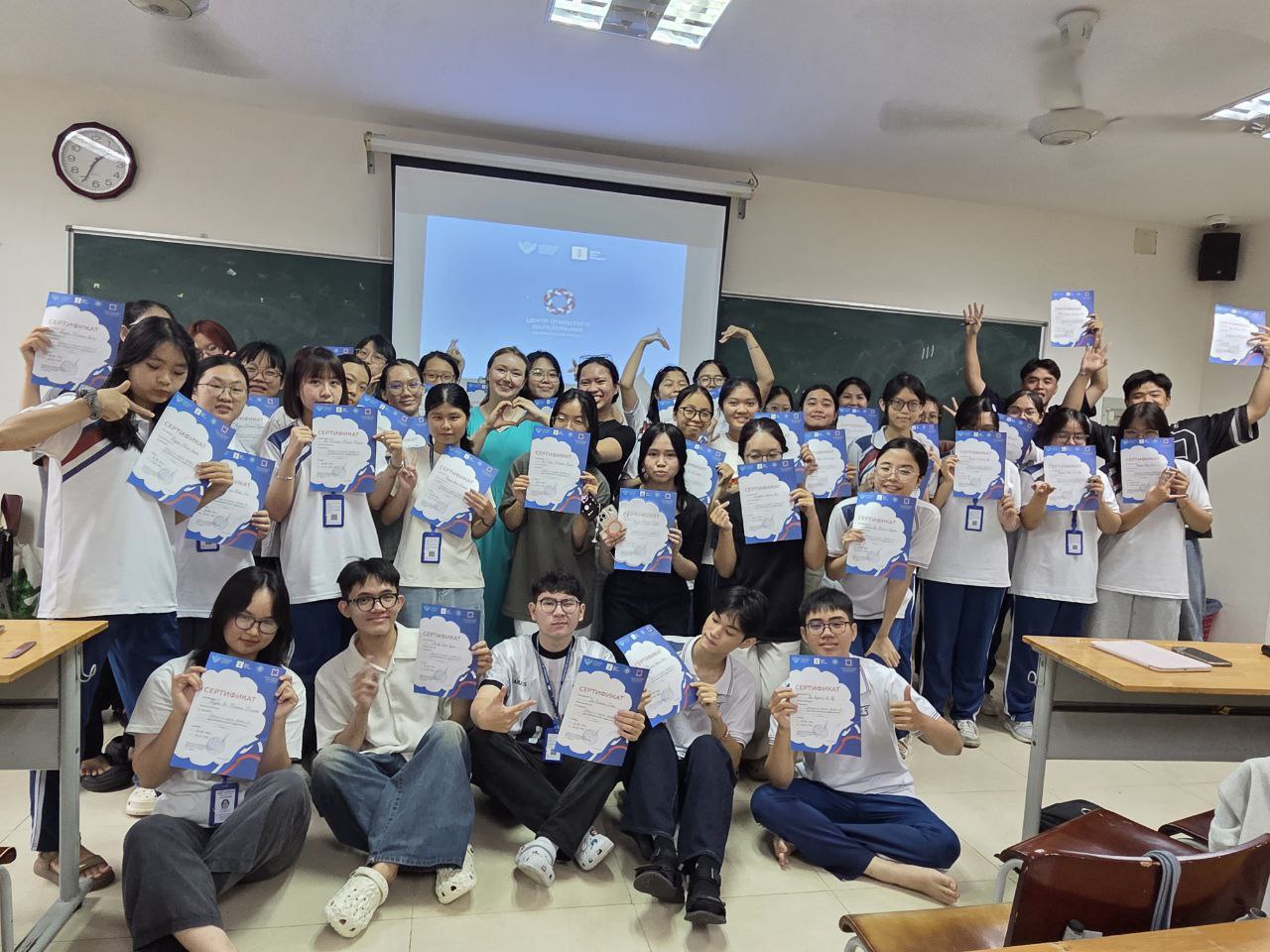 Завершились курсы русского языка на площадках Центров открытого образования в Ханое и Хошимине