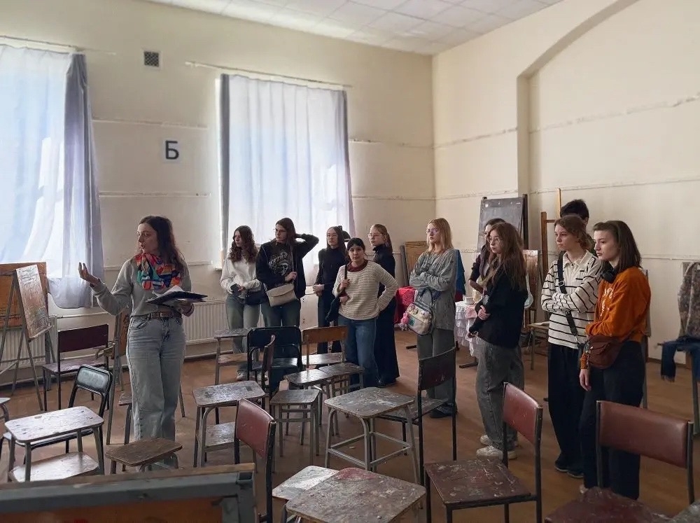 Старшеклассники из Академии дополнительного профессионального образования и Центра художественной подготовки и дизайна в Институте художественного образования 