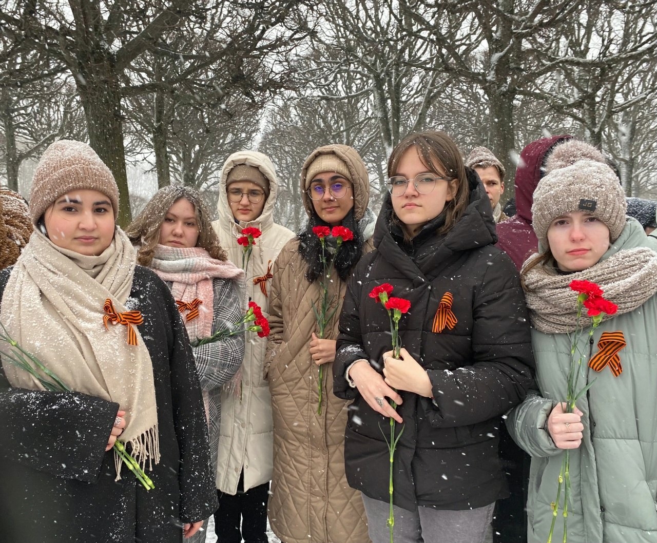 27 января 2025 года обучающиеся факультета биологии приняли участие в Торжественной церемонии возложения цветов  на Пискаревском мемориальном кладбище