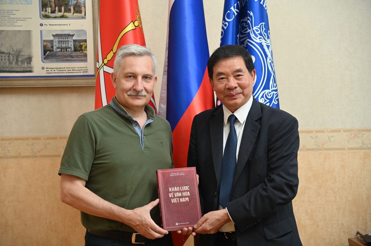Герценовскому университету передан в дар первый экземпляр книги по вьетнамоведению