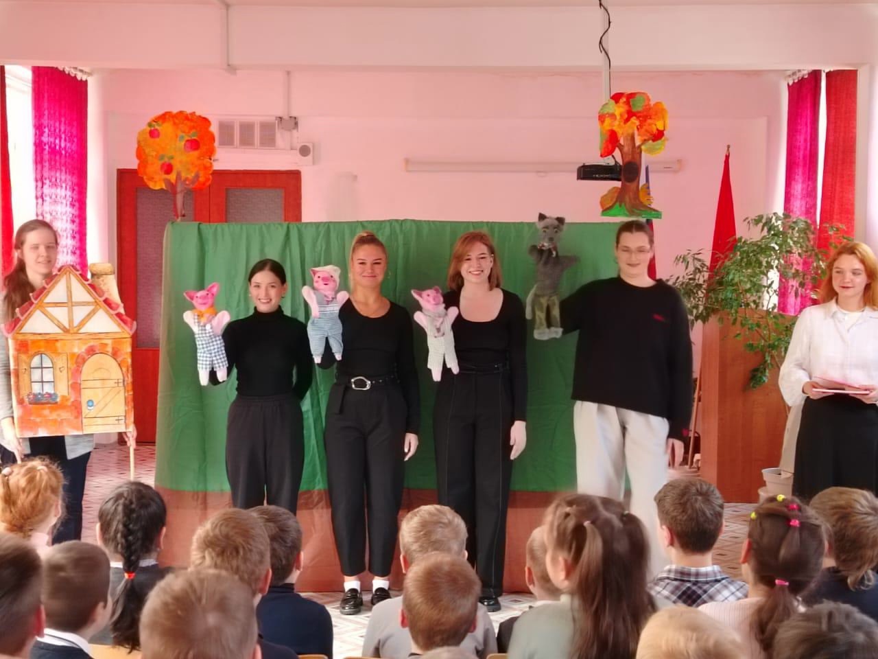 Студенты провели воспитательное мероприятие – театрализованное представление в ГБОУ школе № 34 Невского района Санкт-Петербурга.