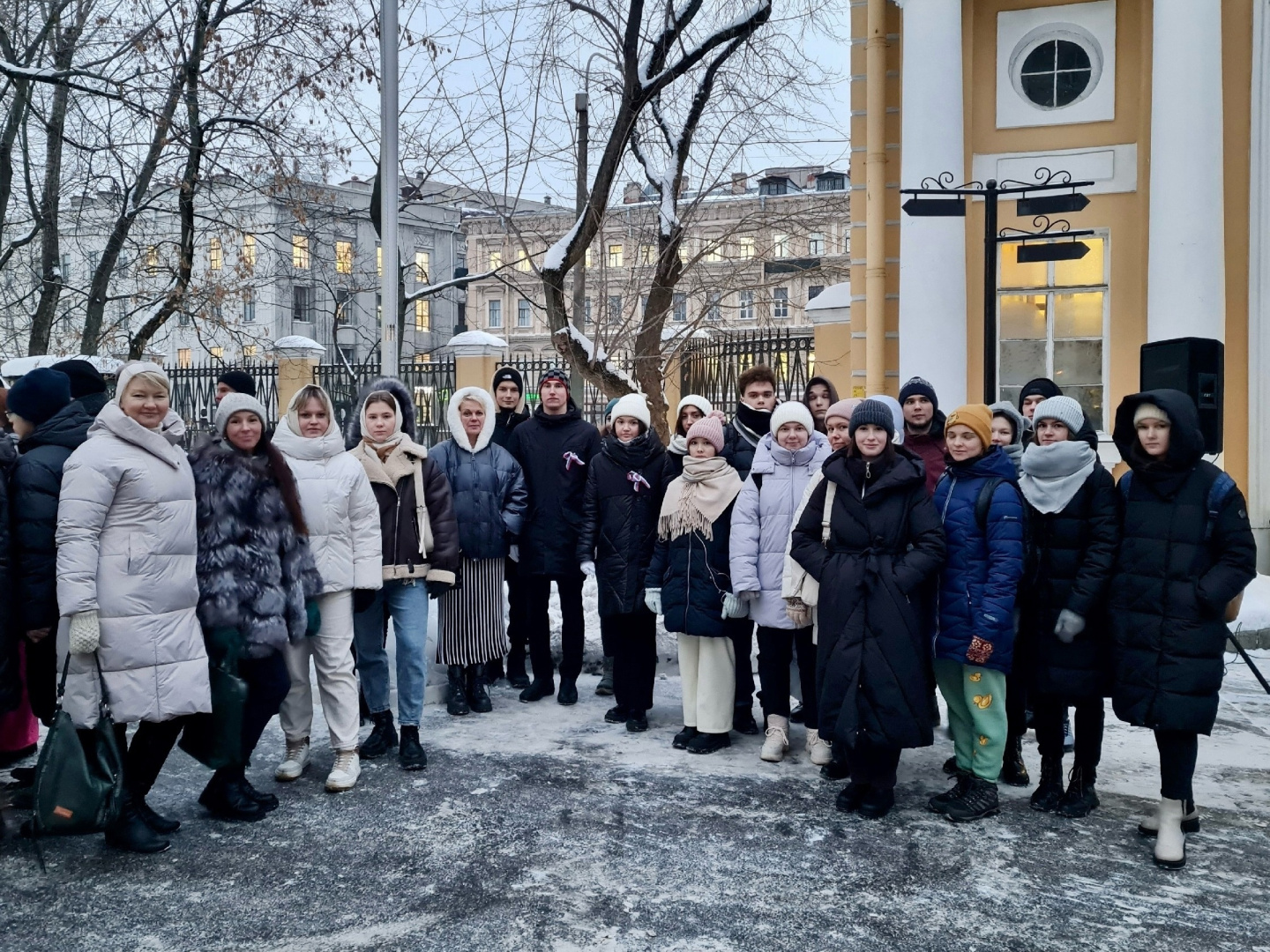 Студенты и преподаватели Института приняли участие в церемонии поднятия Государственного флага