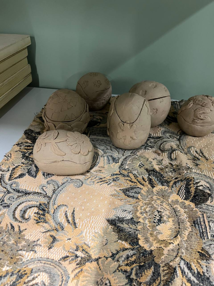 Новости. Керамические шкатулки — работы участников мастер-класса — отправлены на печной обжиг