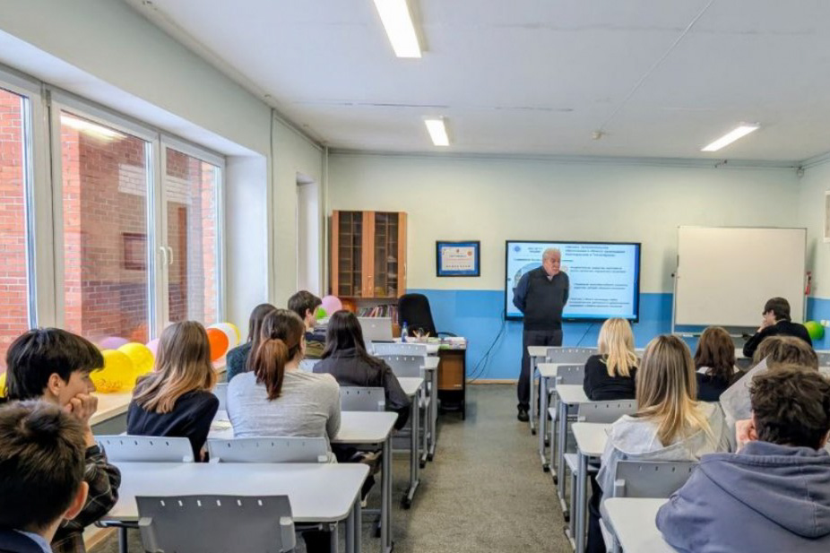 Институт физики представил свои образовательные программы на «Форуме выбора профессий»