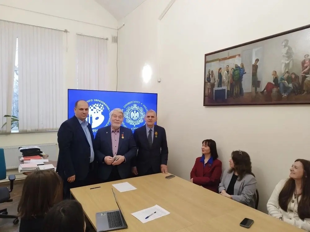 Торжественное вручение медали «За верность России» Петровской академии наук и искусств