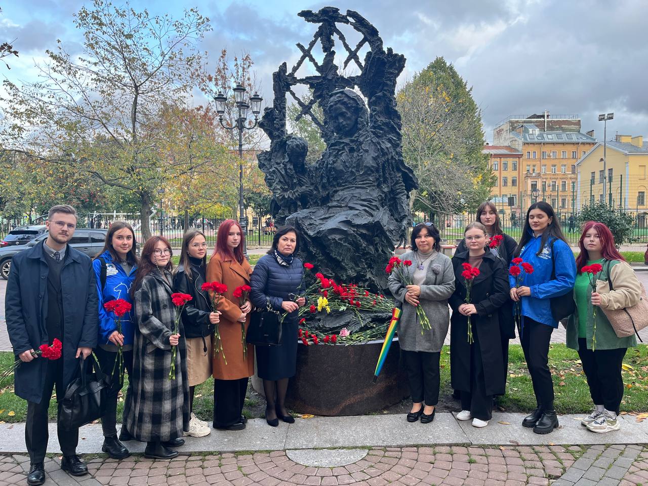 Студенты Герценовского университета возложили цветы к памятнику блокадному учителю в честь Дня учителя