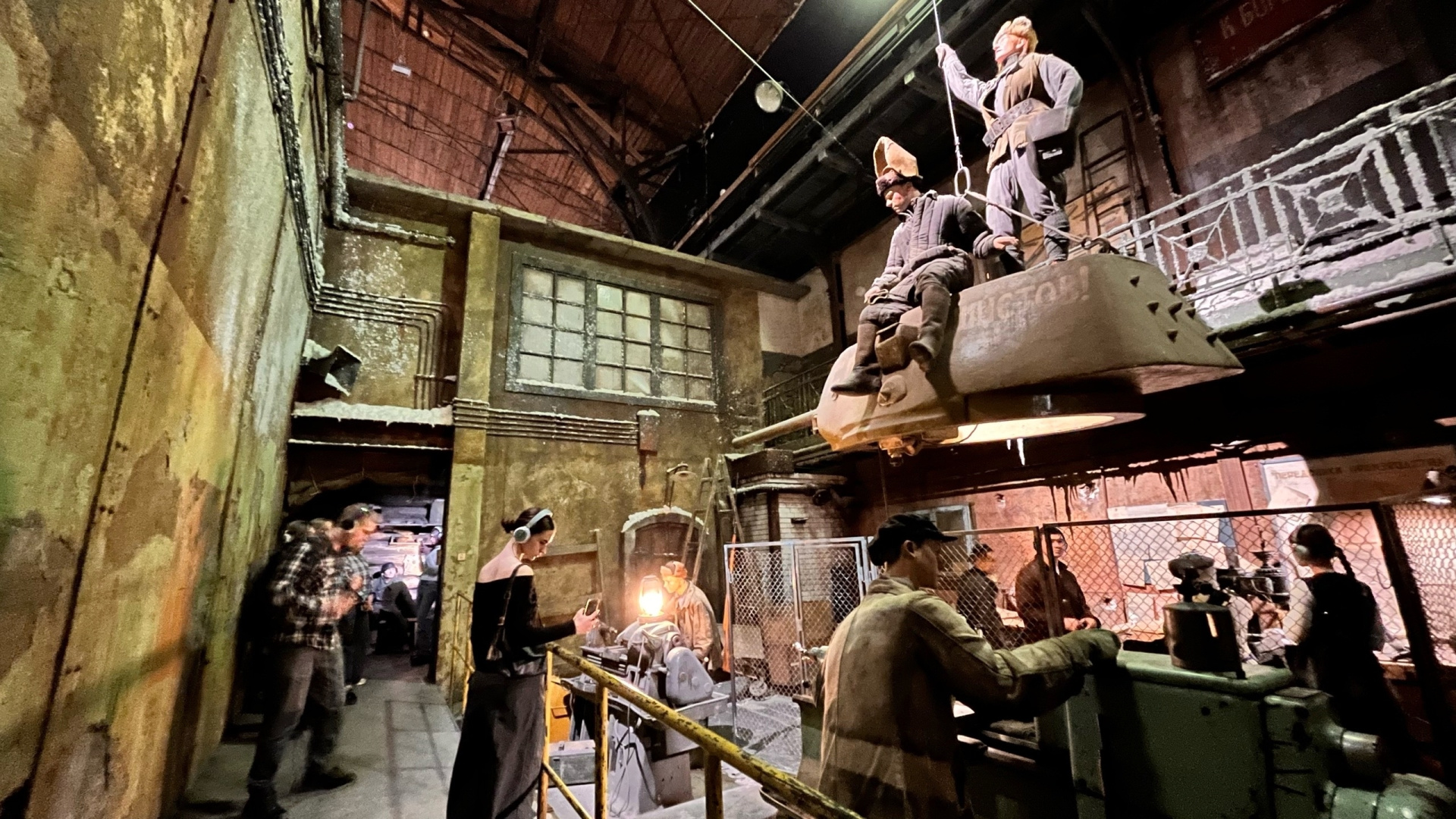 Студенты 1 курса Юридического факультета РГПУ им. А. И. Герцена под руководством куратора Рашидовой А.И. побывали на уникальной иммерсивной выставке «Пропавшие в кинохронике»