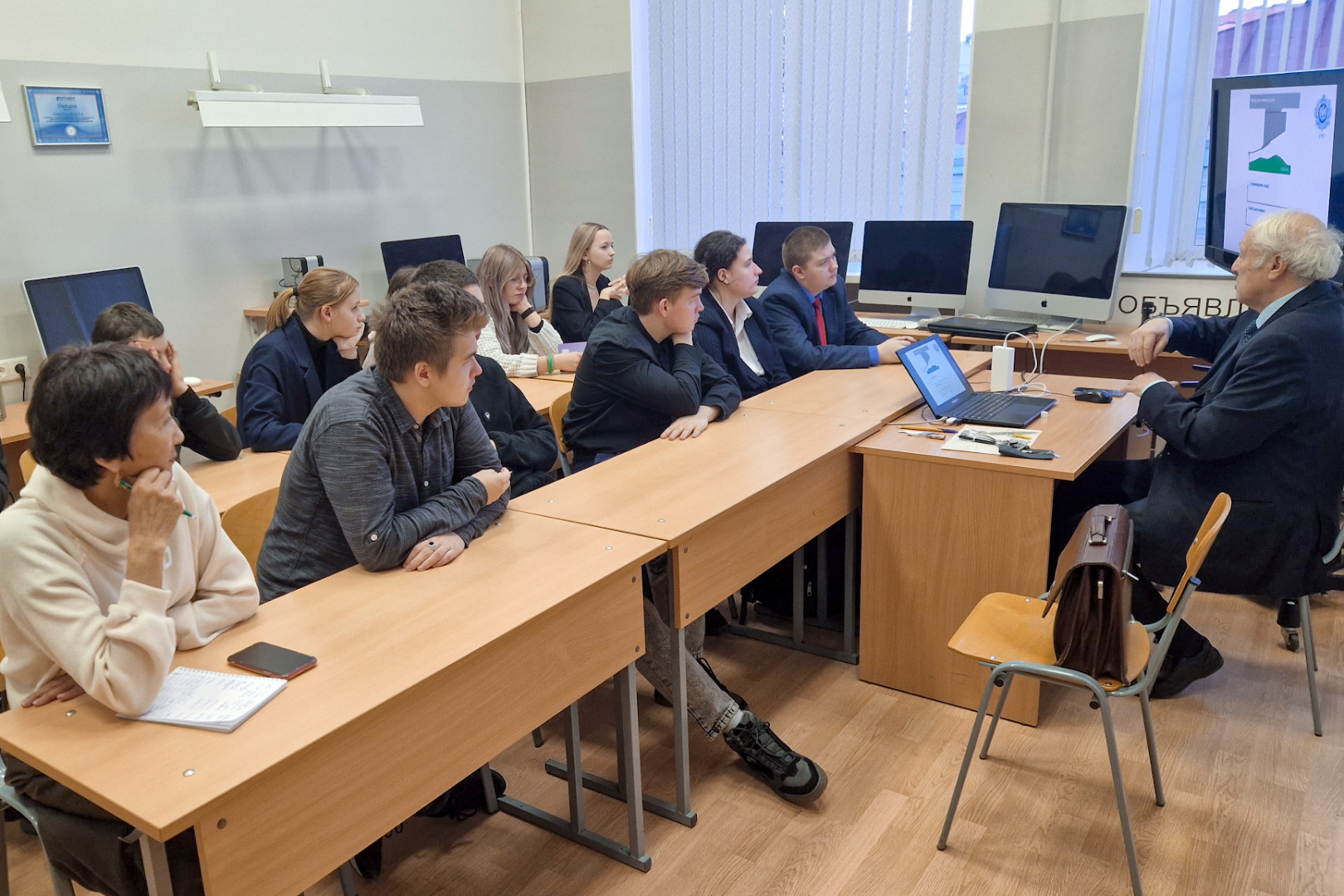 Учащиеся школ Санкт-Петербурга и Ленинградской области посетили лаборатории института физики