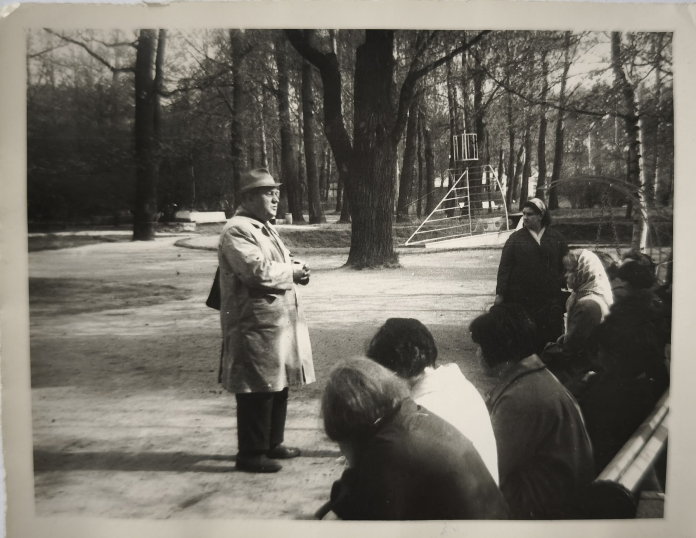 Н.А. Рыков ведёт экскурсию. 1960-егг.jpg