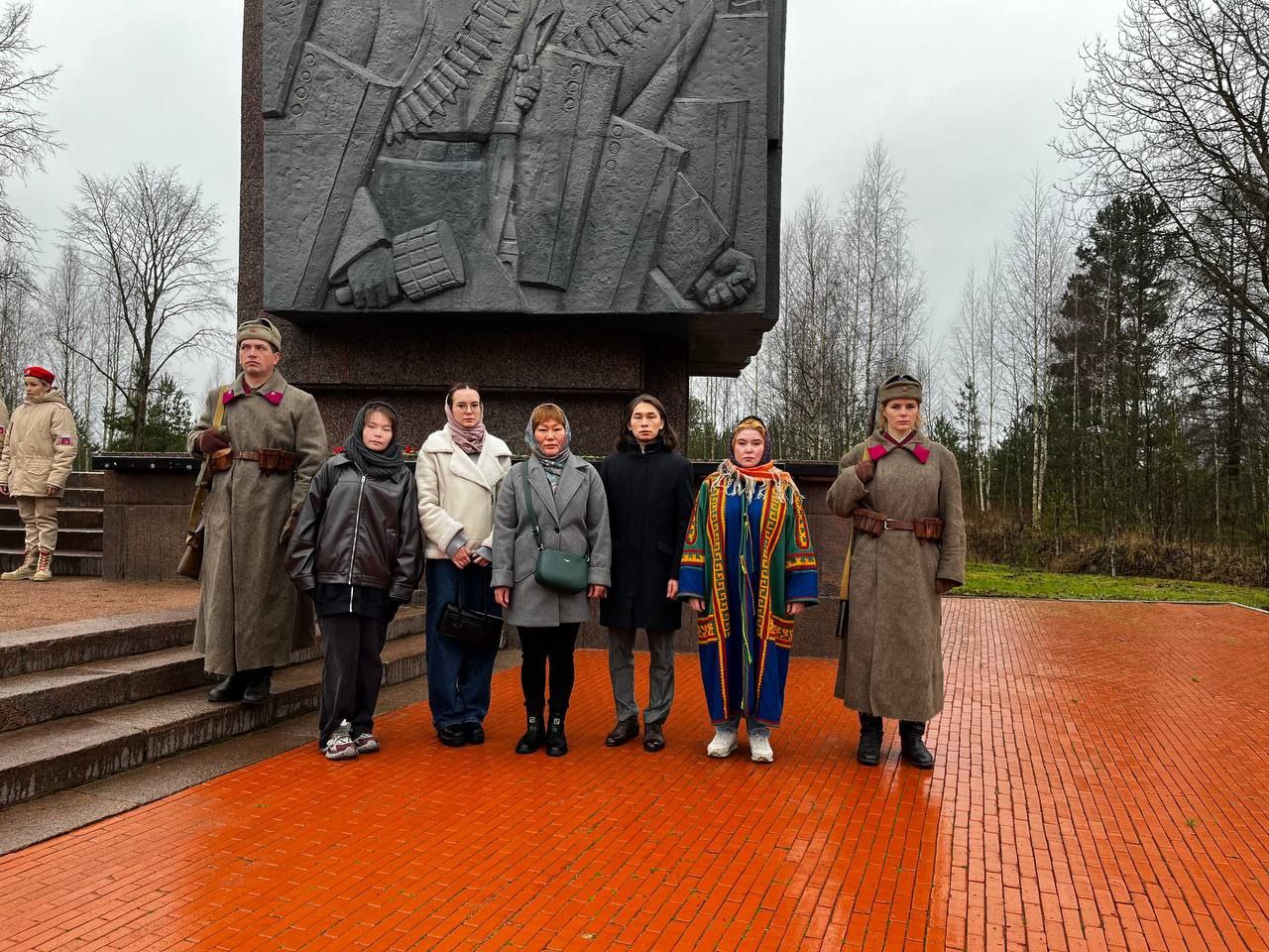 Виктория Валенкова и студенты Института народов Севера почтили память героя Великой Отечественной войны Константина Панкова