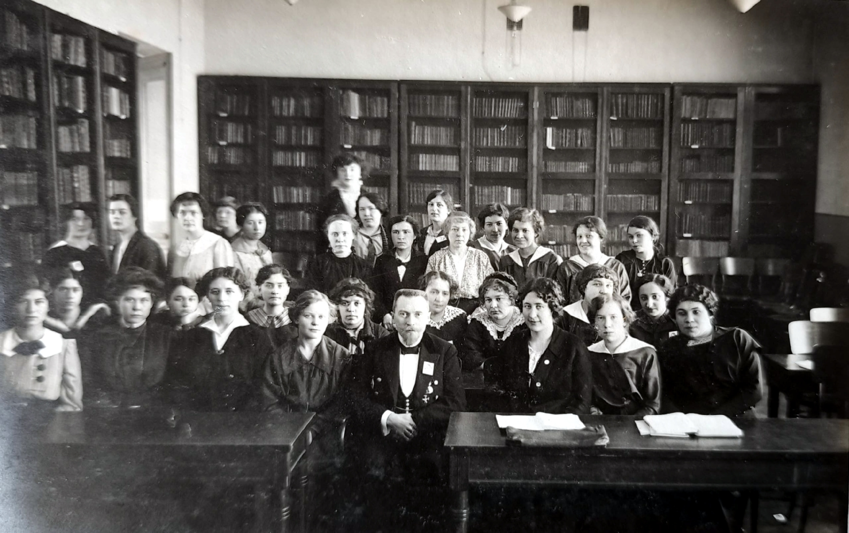 ПП Фридолин среди студенток ЖПИ 1916.jpg
