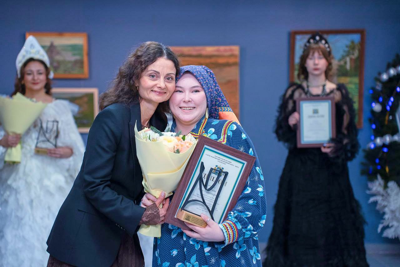 Студентка магистратуры Анна Нахрачева стала победителем конкурса на присуждение ежегодной премии Губернатора Ханты-Мансийского автономного округа - Югры в области изобразительного искусства имени Г. С. Райшева в номинации «Молодое искусство»