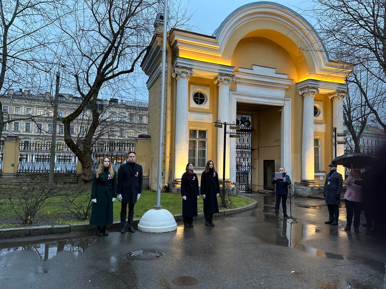 Юридический факультет принял участие в церемонии поднятия флага Российской Федерации