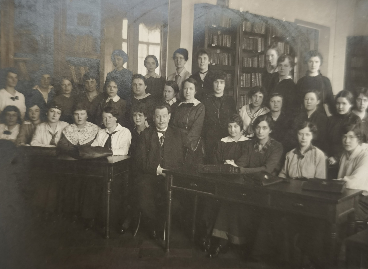 А. И. Введенский со студентками ЖПИ 1916 г..jpg