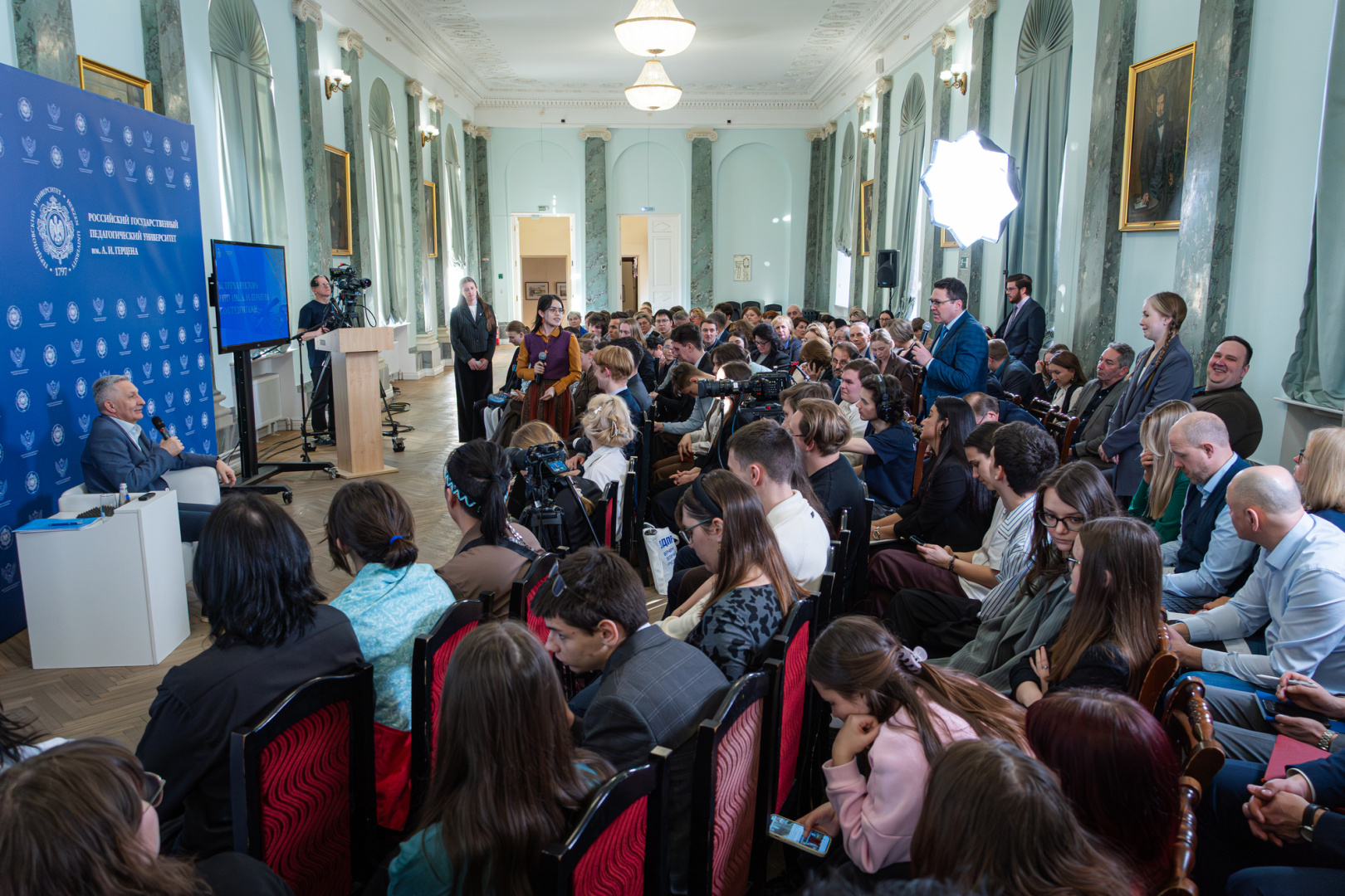 Герценовский университет рассмотрит возможность расширения мер материальной поддержки студентов