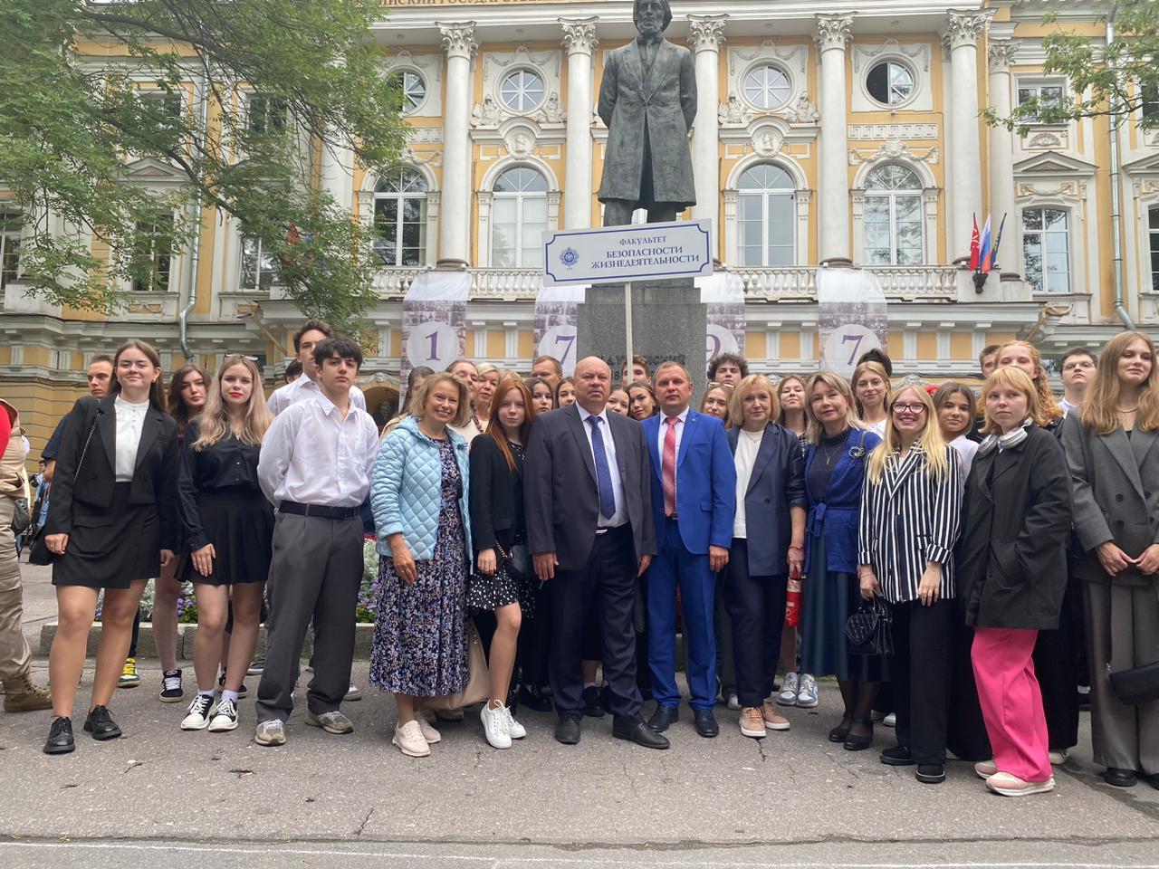 Торжественная линейка в РГПУ им. А. И. Герцена