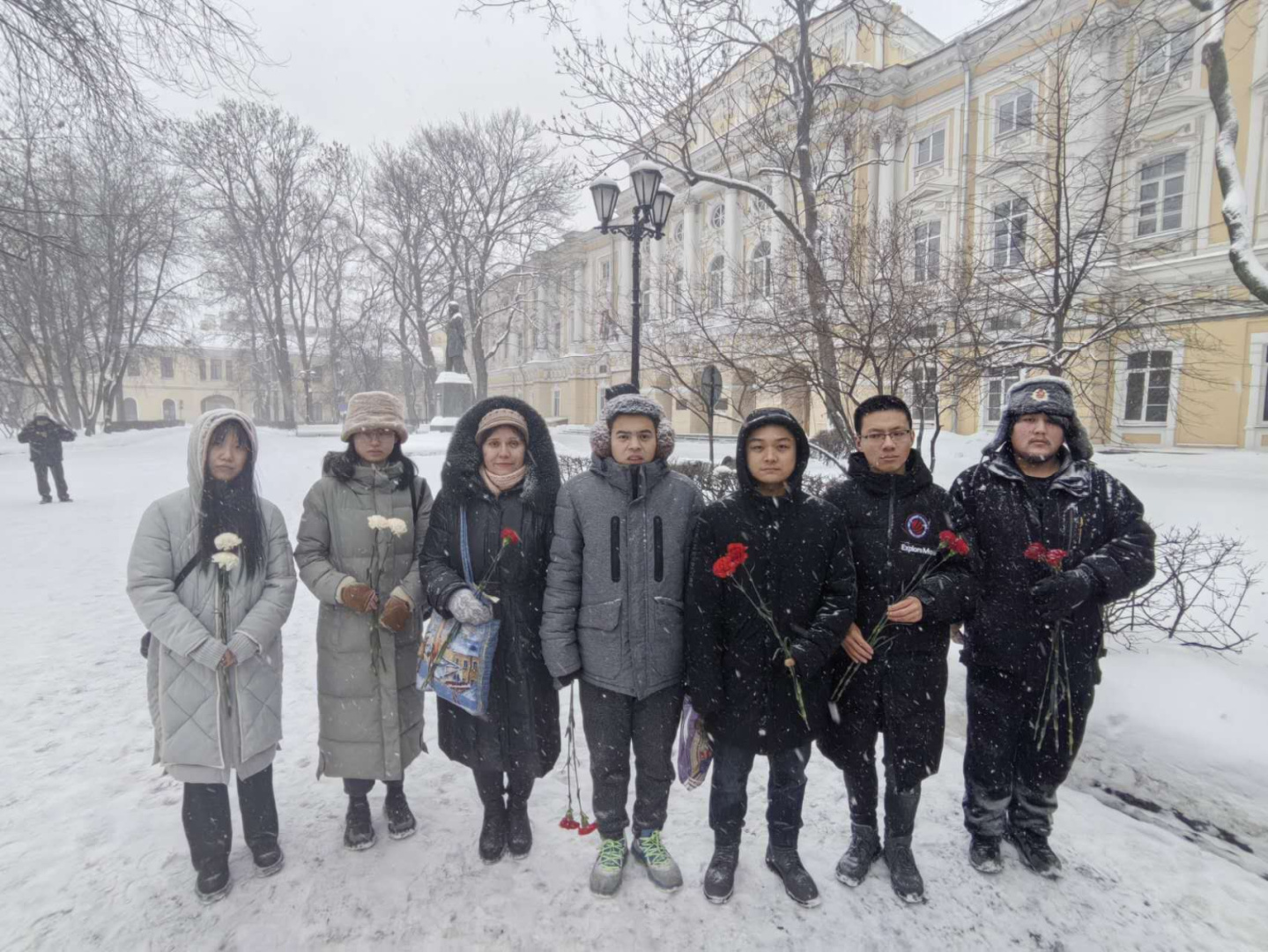 На церемонии возложения цветов