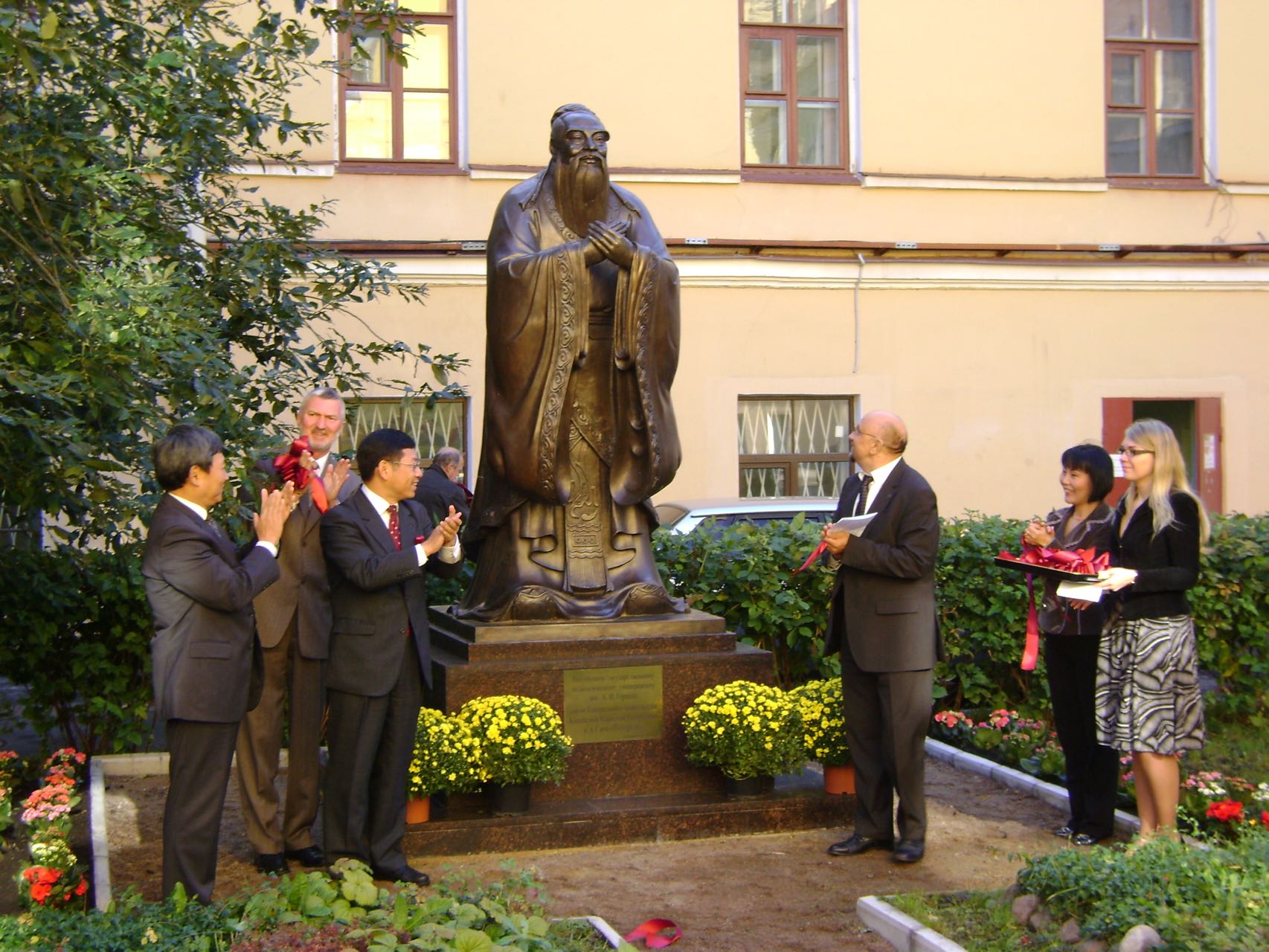 Церемрния установления памятника Конфуции на территории университета.jpeg