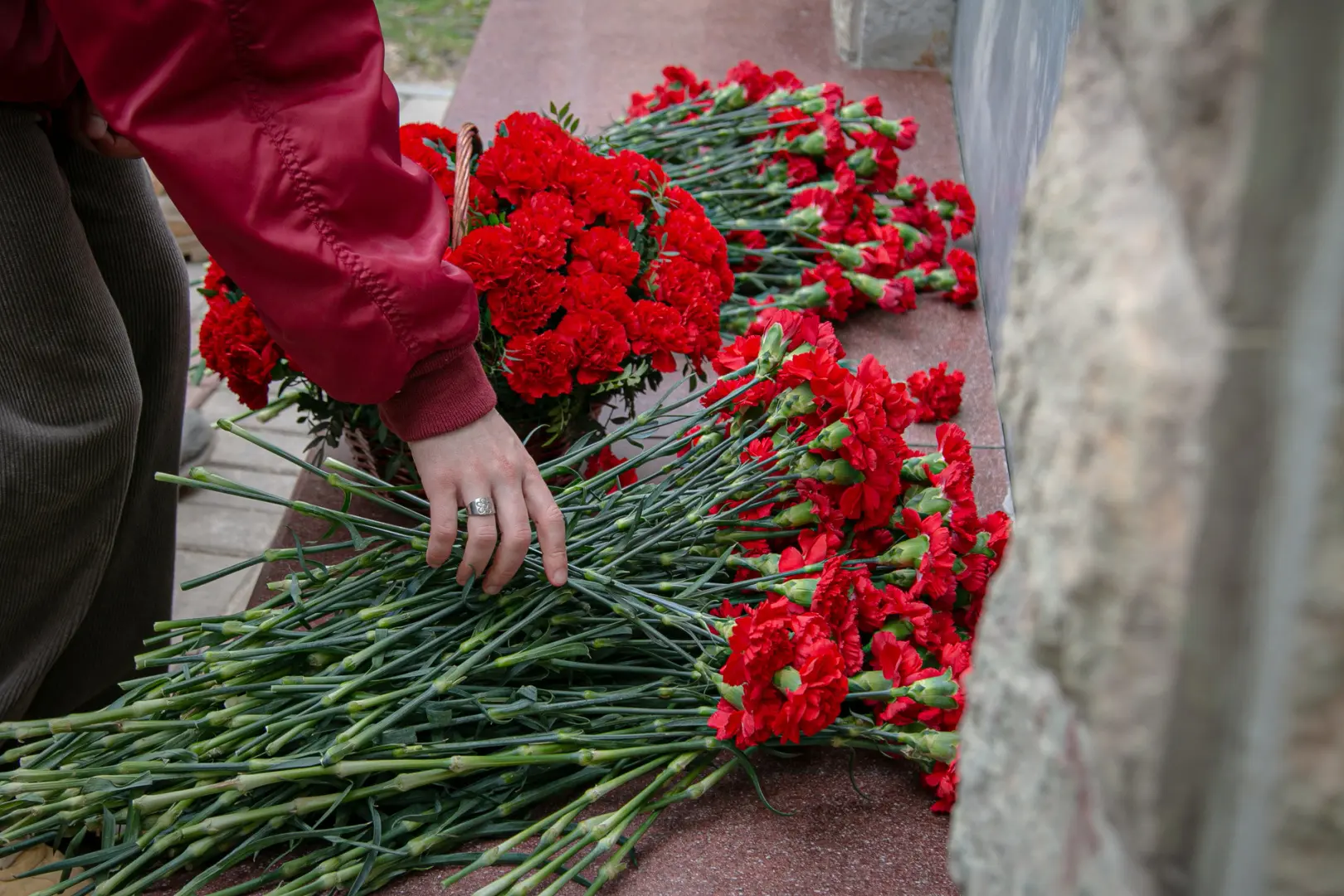 В канун Дня Победы студенты, преподаватели и сотрудники РГПУ им. А. И. Герцена, подведомственного Минпросвещения России, приняли участие в торжественной церемонии возложения цветов к мемориалу павшим в Великой Отечественной войне героям-герценовцам