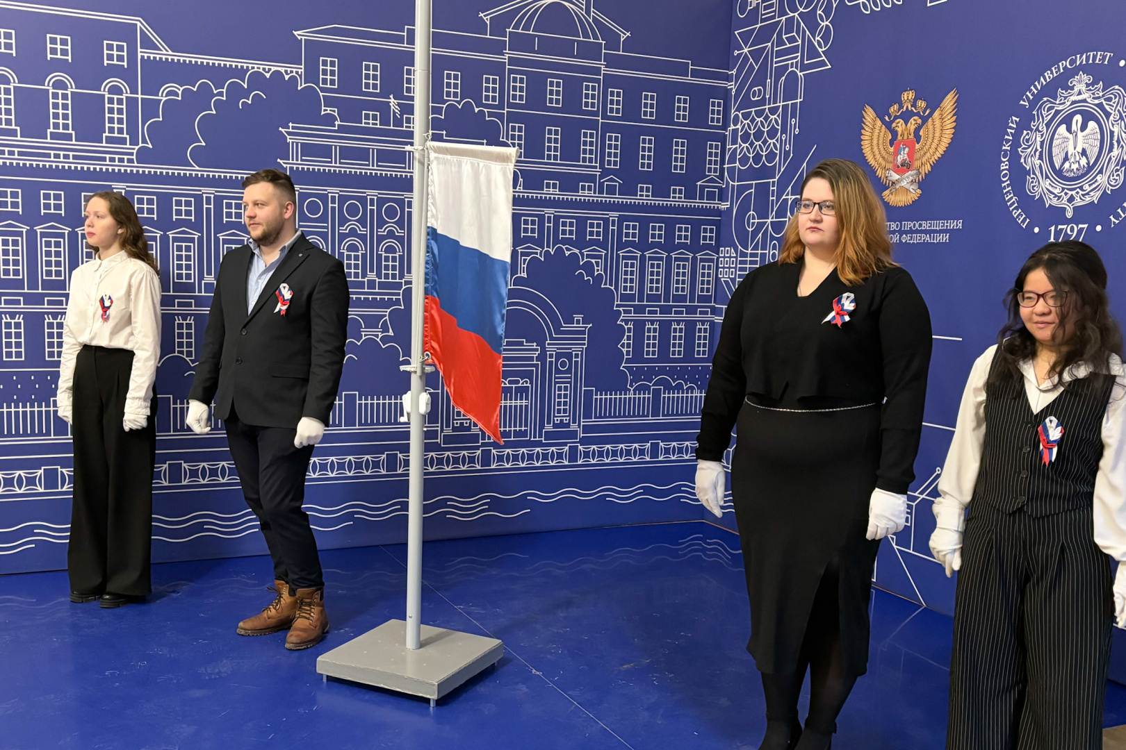 Почетное право поднятия государственного флага РФ получил студент института физики Илья Мирченко