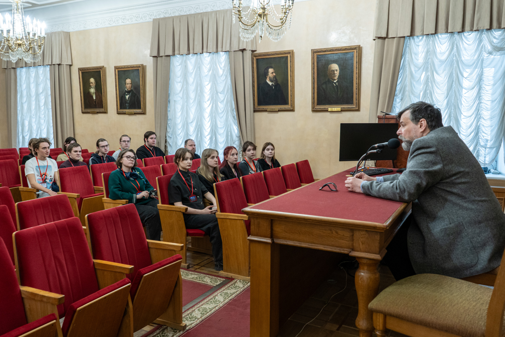 Генеральный директор РНБ Д. О. Цыпкин прочитал студентам ИИСН лекцию по Вспомогательным историческим дисциплинам