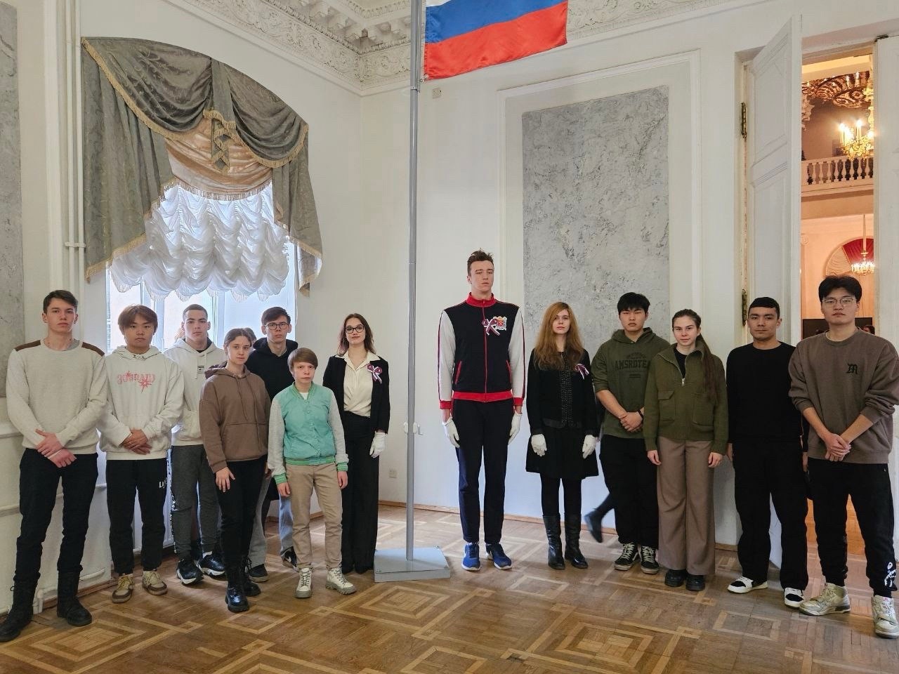 Студенты и преподаватели института приняли участие в церемонии поднятия флага