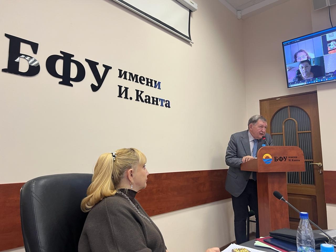 На фото: председатель Диссертационного совета, д.ю.н., профессор Волчецкая Т.С. и д.ю.н., профессор, профессор кафедры уголовного права Государственного университета просвещения, заслуженный юрист РФ, старший помощник областного прокурора Брянской обл. по надзору за следствием в органах государственной безопасности в отставке, прокурор-криминалист Главного следственного управления Прокуратуры Союза ССР в отставке Исаенко В.Н.