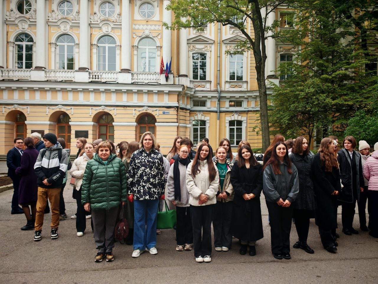 Новая рабочая неделя в Герценовском университете началась с торжественной церемонии поднятия государственного флага Российской Федерации