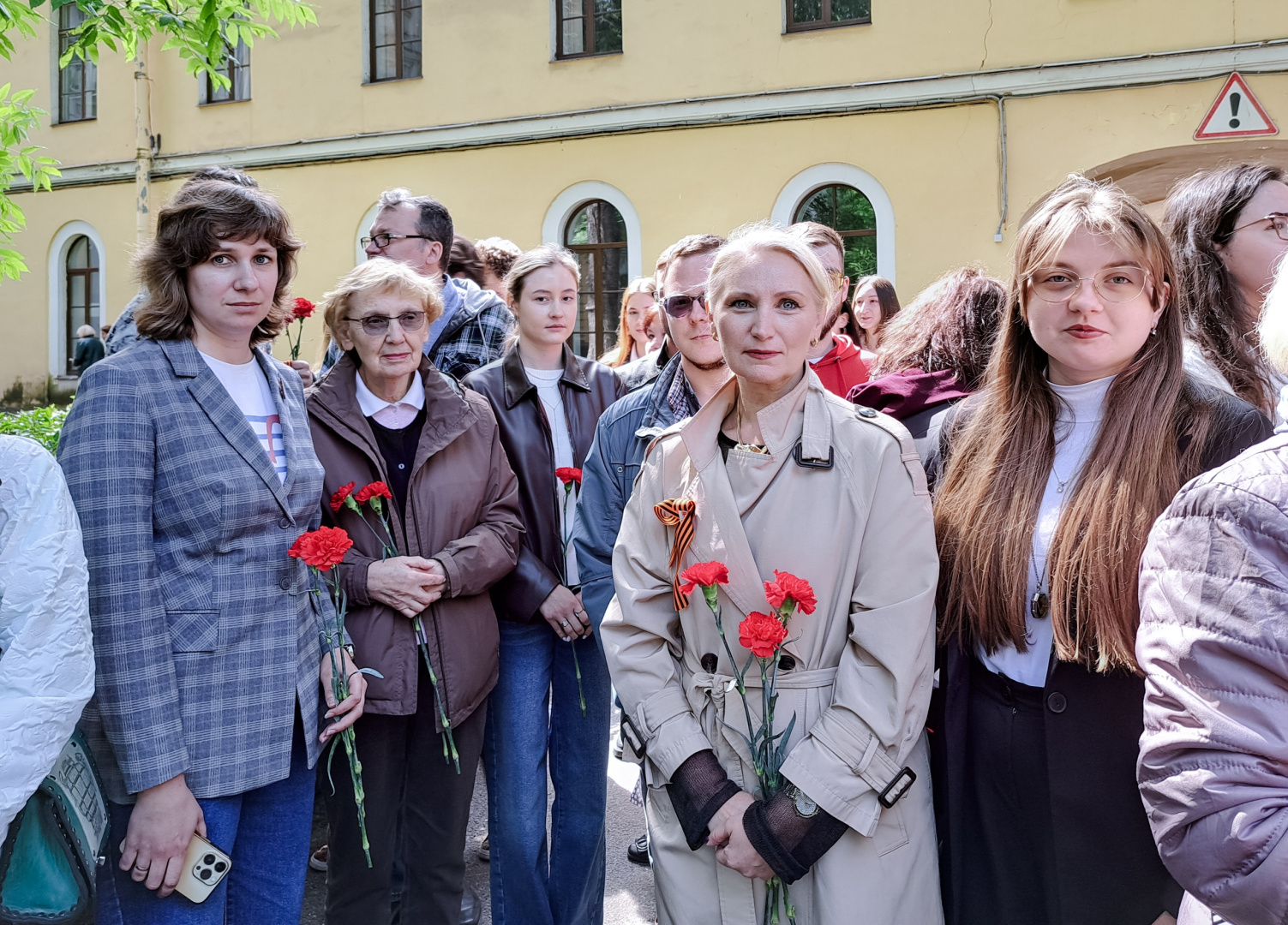 Сотрудники и студенты факультета химии приняли участие в церемонии возложения цветов к Мемориалу павшим героям-герценовцам