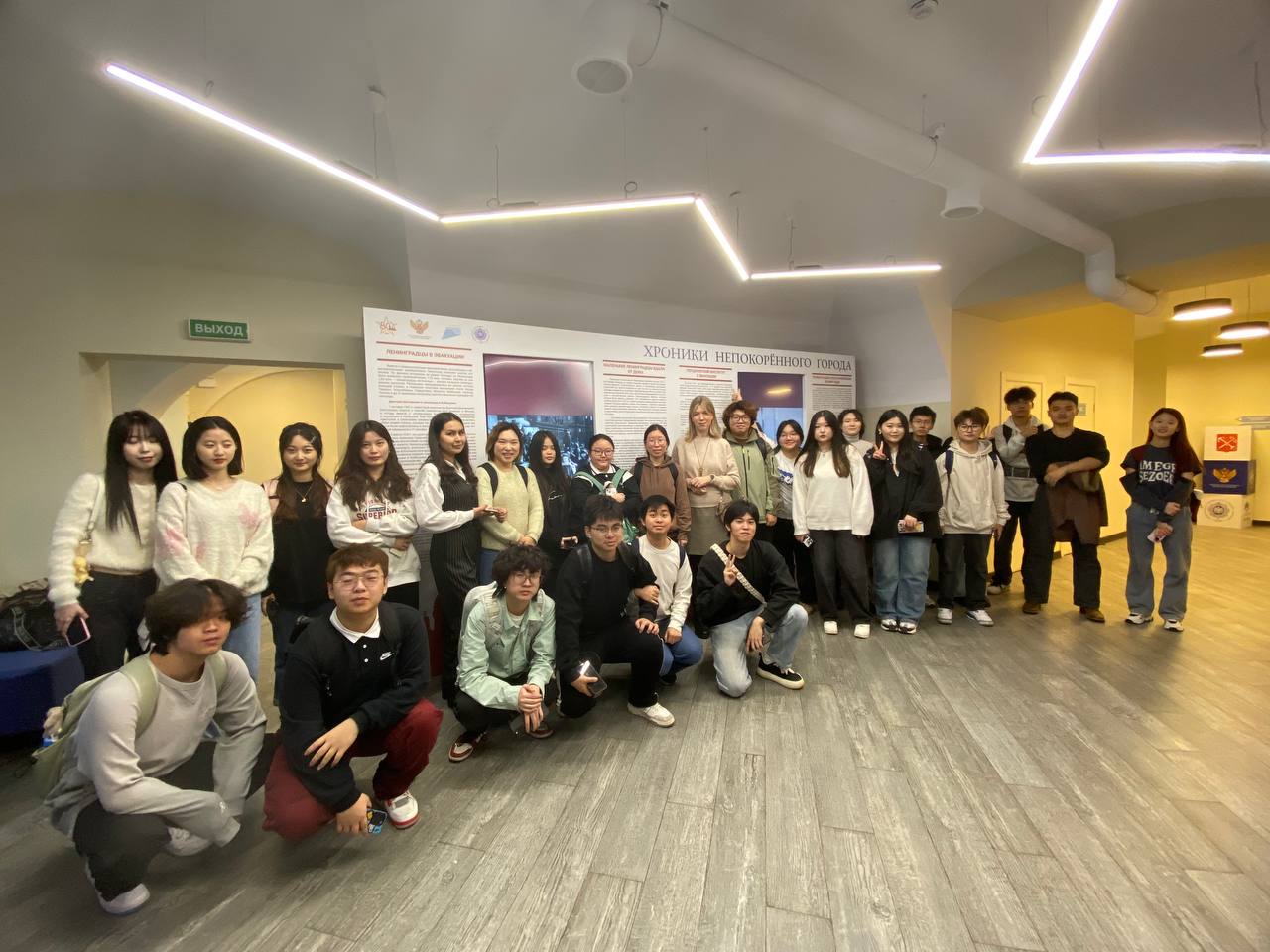 Чтобы знали и помнили: иностранные студенты Герценовского университета посетили выставку «Хроники непокорённого города»