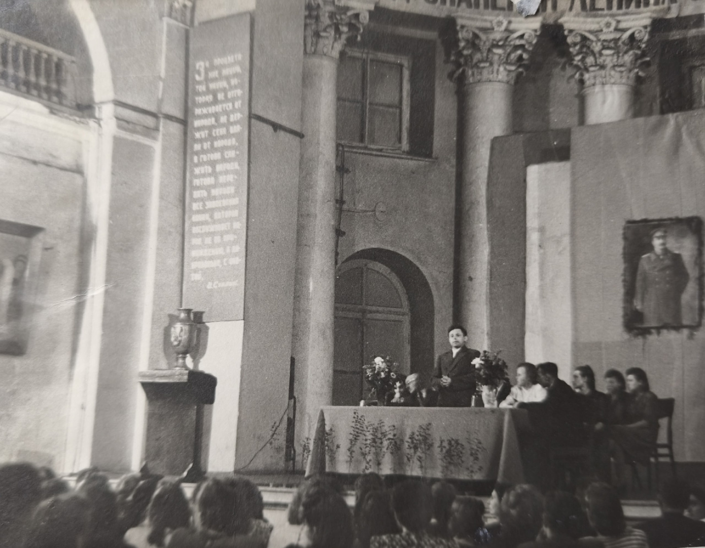 ф.Ф. Головачёв выступает на собрании в клубе А.И. Герцена 1948г.jpg