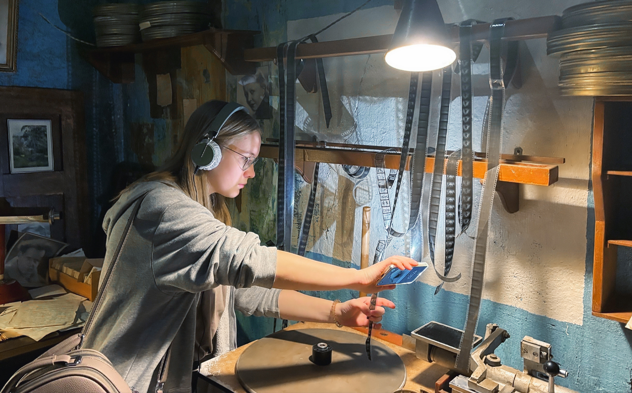 Первокурсники института дефектологического образования и реабилитации посетили выставку "Пропавшие в кинохронике"