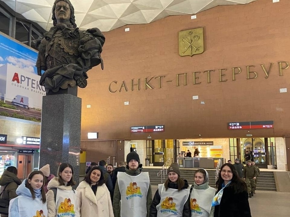 11 Санкт-Петербург волонтеры встречают сеемьи.jpg
