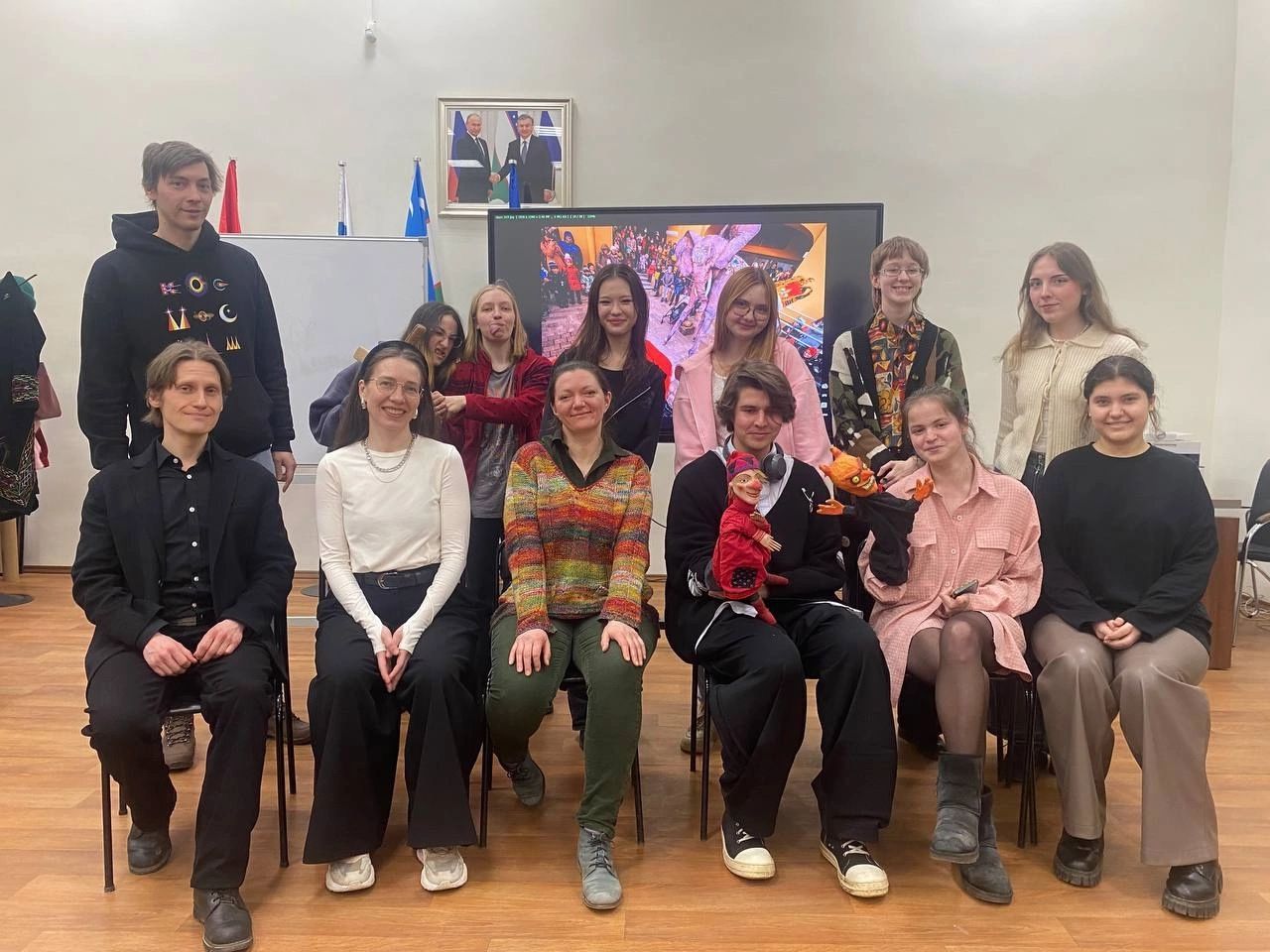 Студенты и преподаватели института народов Севера посетили встречу с актёрами уличного театра "Небесная Карусель" в Узбекском культурном центре, организованную институтом востоковедения