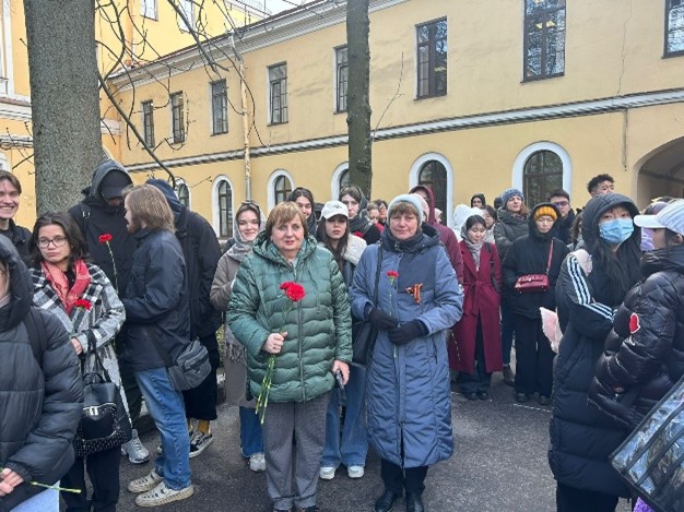 Делегация юридического факультета приняла участие в торжественной церемонии возложении цветов к Монументу героям-герценовцам
