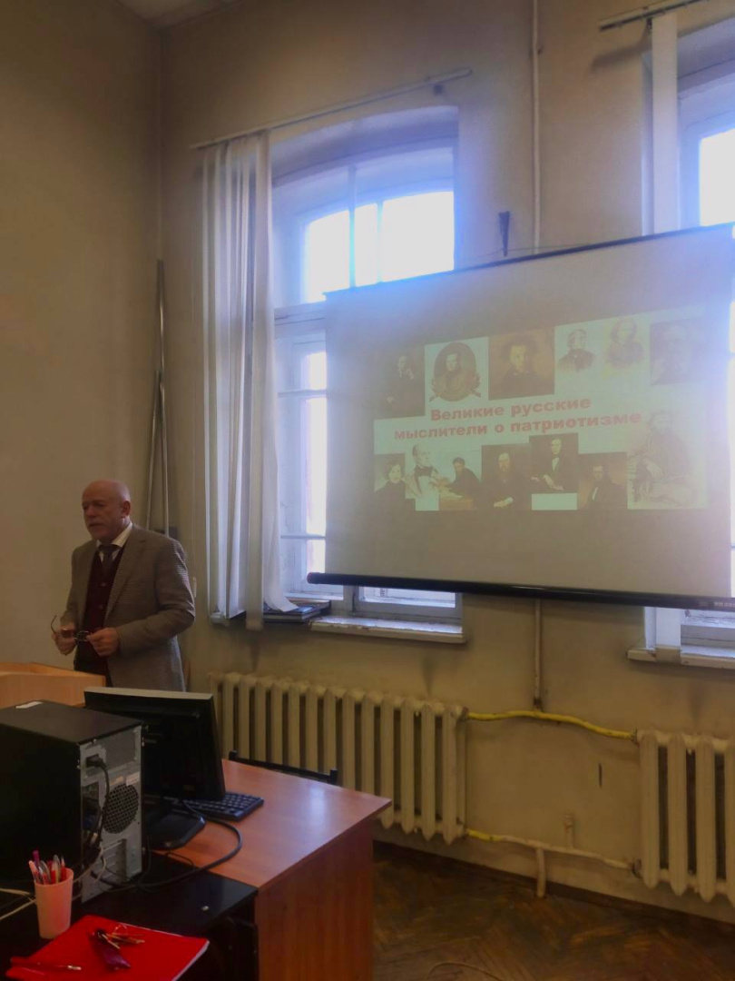 7 февраля на кафедре связей с общественностью и рекламы прошли свои "разговоры о важном": на занятии обсудили теории великих российских мыслителей о патриотизме.