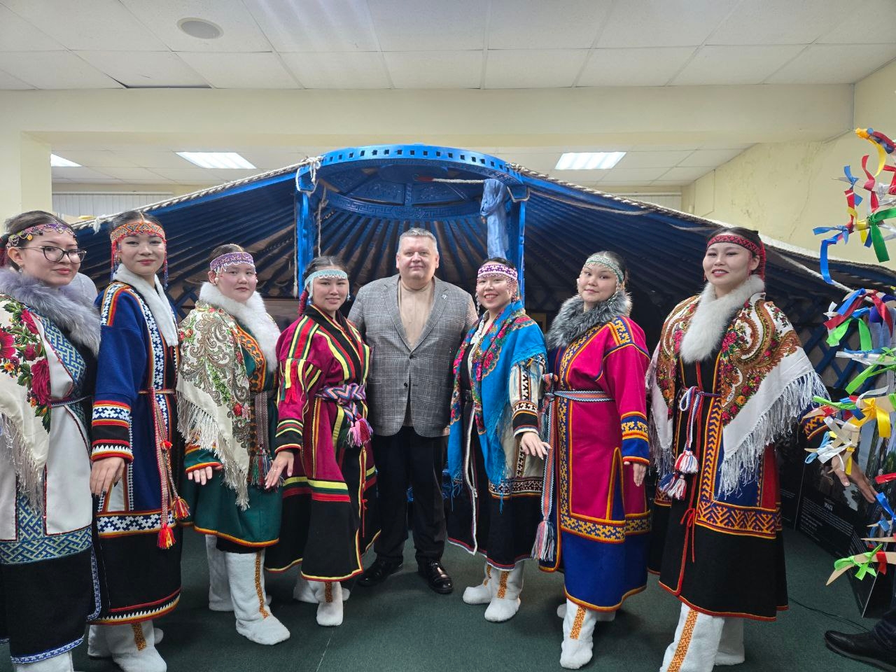 15 ноября 2025 года студенты института народов Севера в составе ненецкого ансамбля «Едэй Яля» приняли участие в центре межнационального и межконфессионального согласия «Зов Земли»