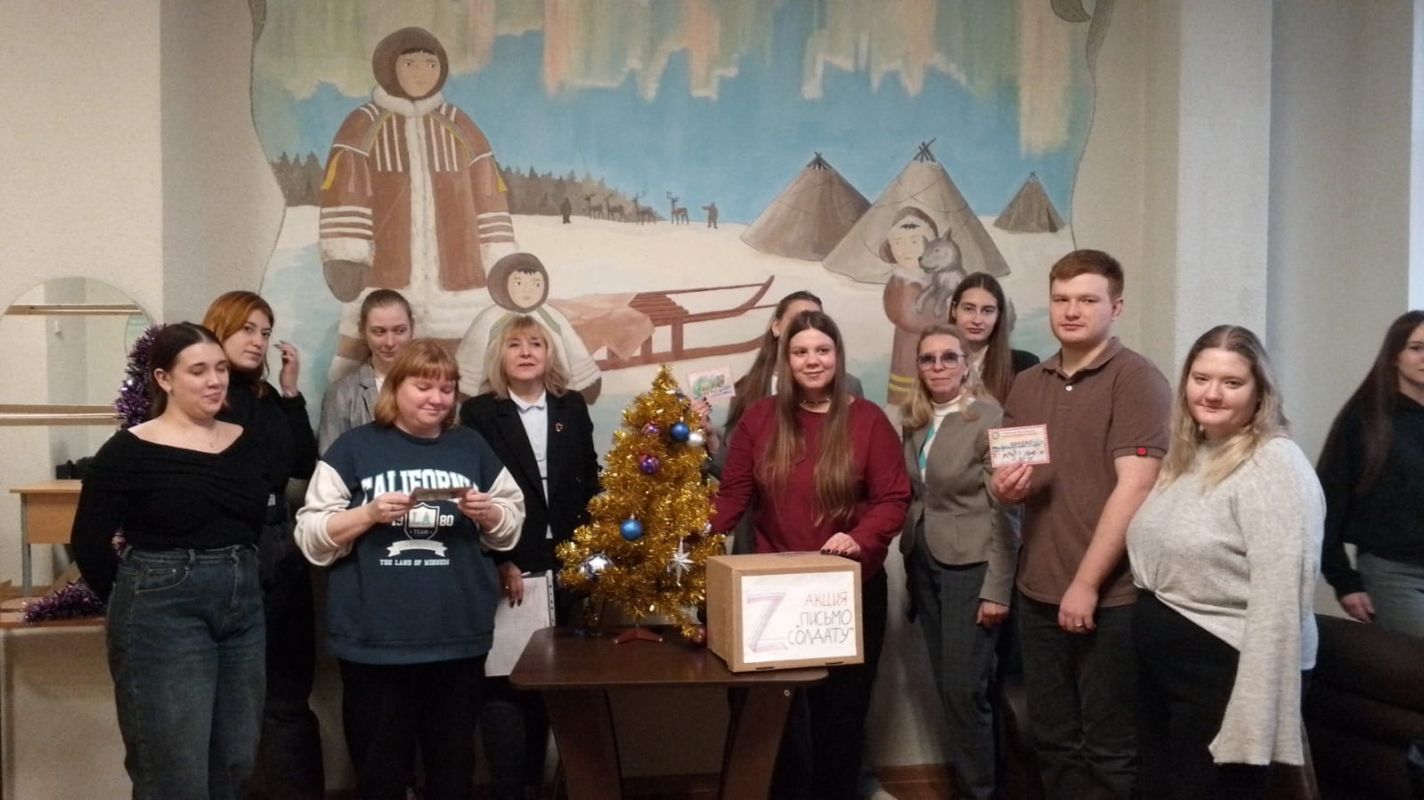 Студенты факультета приняли участие в обучении по плетению маскировочных сетей для нужд армии