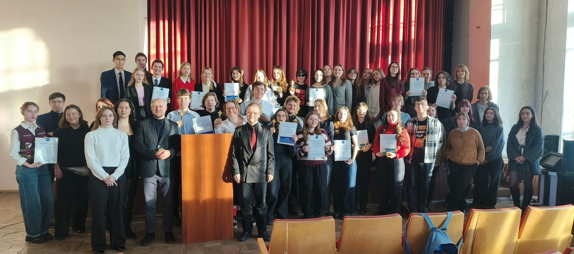 Награждение студентов за выдающиеся заслуги во внеучебной деятельности в 2025 году