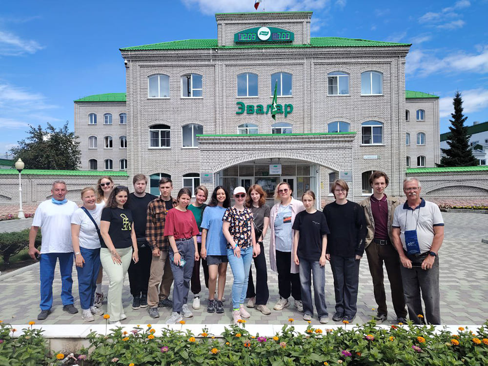 Студенты-географы в рамках учебной практики посетили компанию «Эвалар»