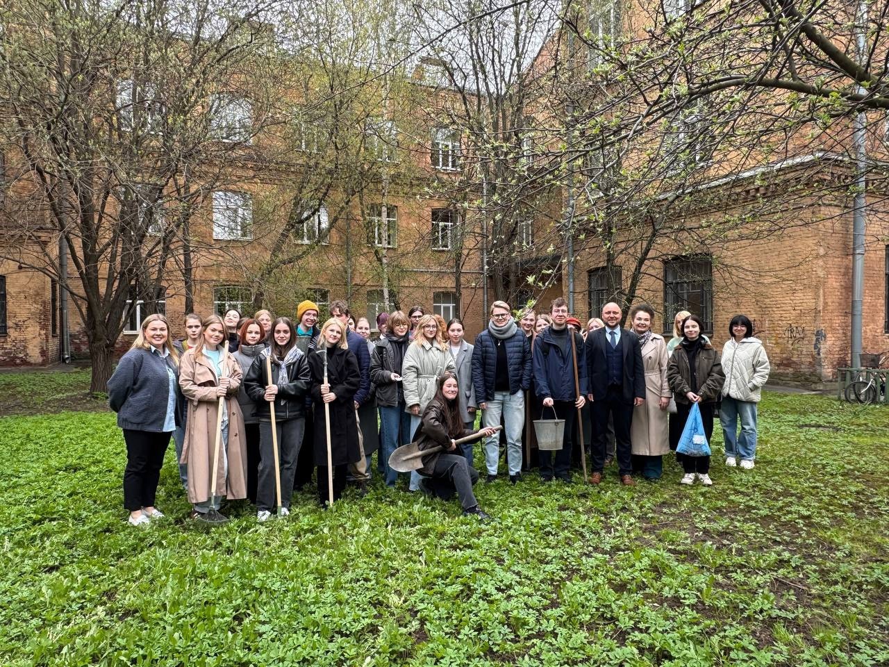 Студенты института дефектологического образования и реабилитации и института философии человека приняли активное участие в ежегодном субботнике!
