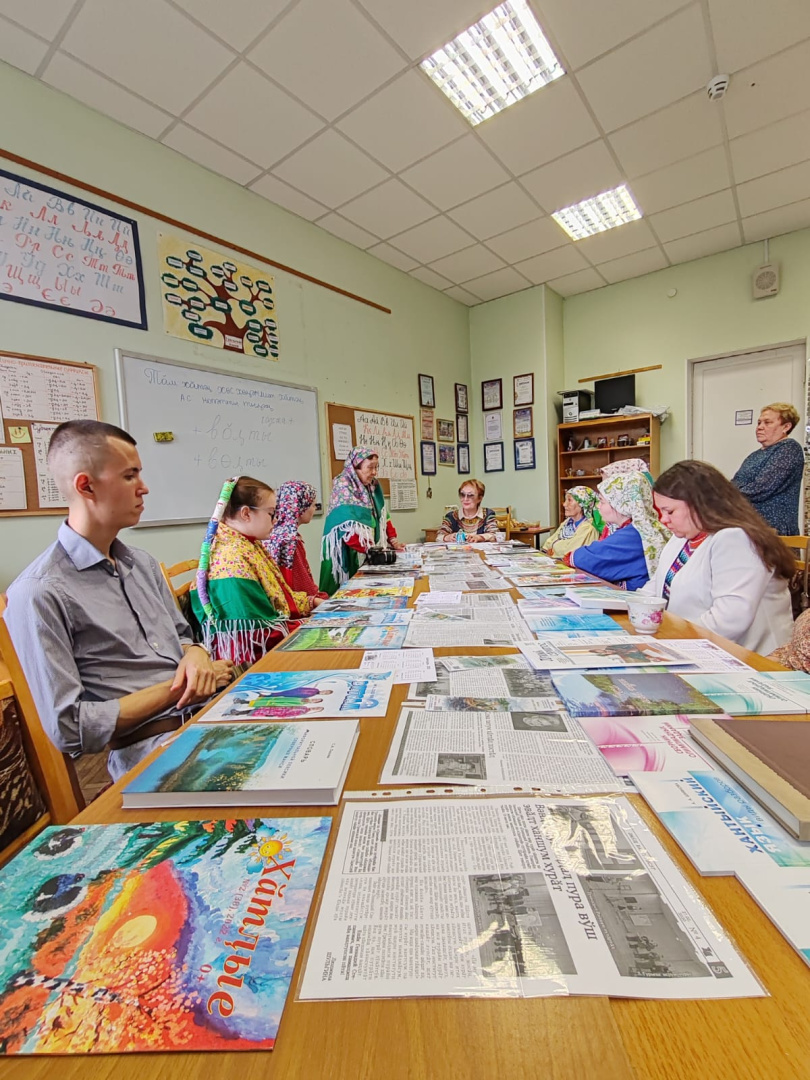Прошла беседа-встреча студентов института народов Севера с гостями из регионов на тему "Вклад жителей Ханты-Мансийского автономного округа в победу в Великой Отечественной войне"