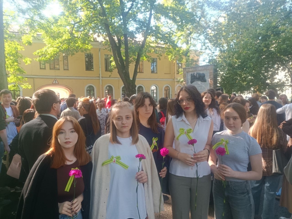 Студенты и кураторы института иностранных языков почтили память защитников и жителей осаждённого города