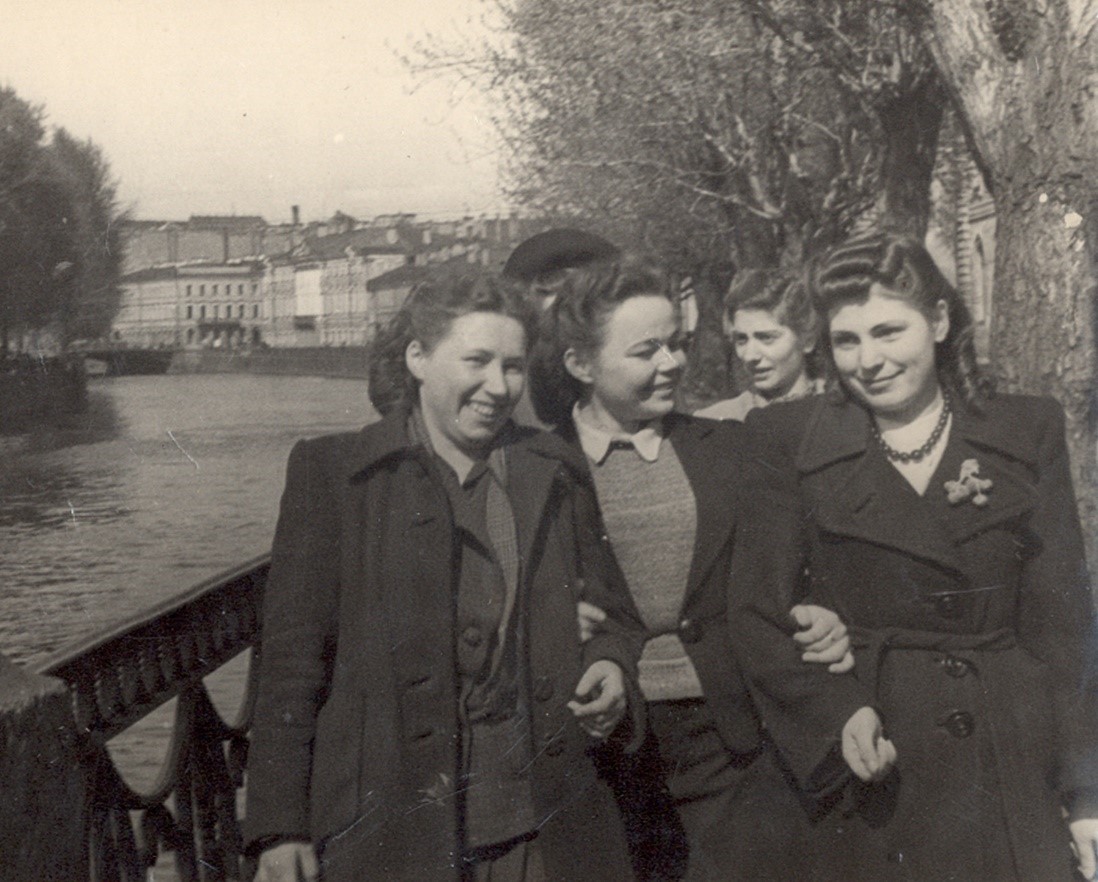 Л.А. Голуб сподругами.1947г.jpg