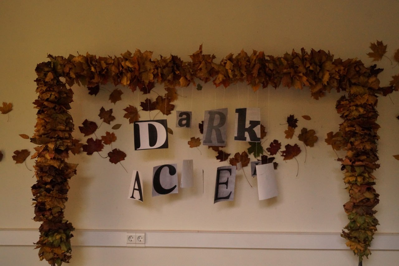 В Технопарке открылась выставка "Dark Academia"