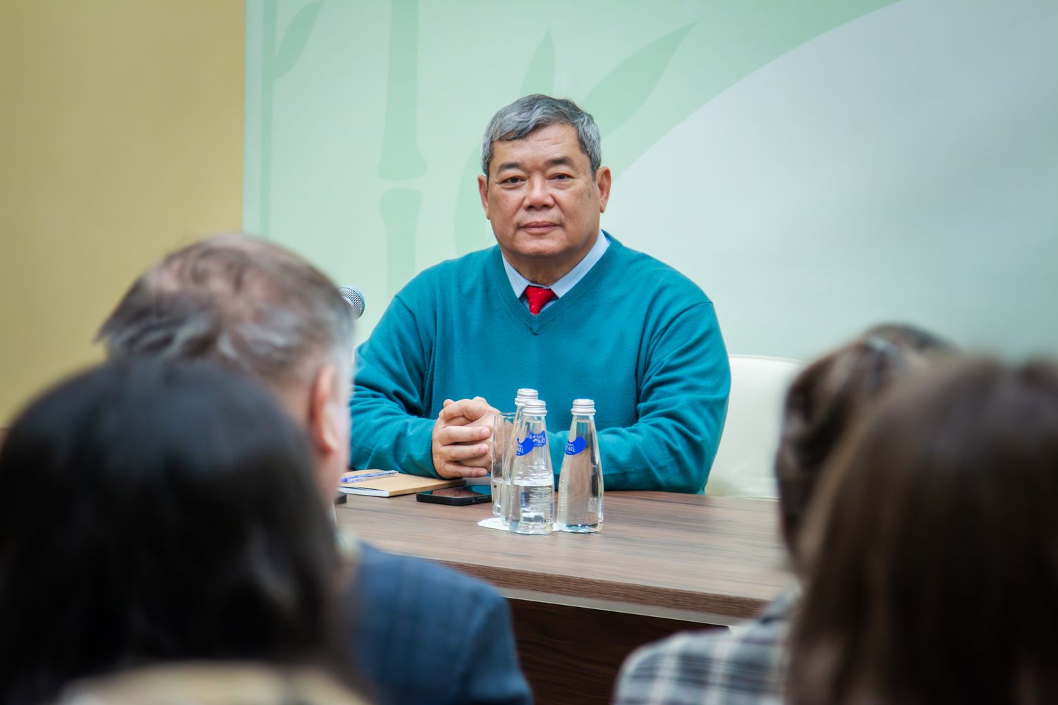 Известный вьетнамский писатель рассказал студентам и преподавателям о национальной литературе 