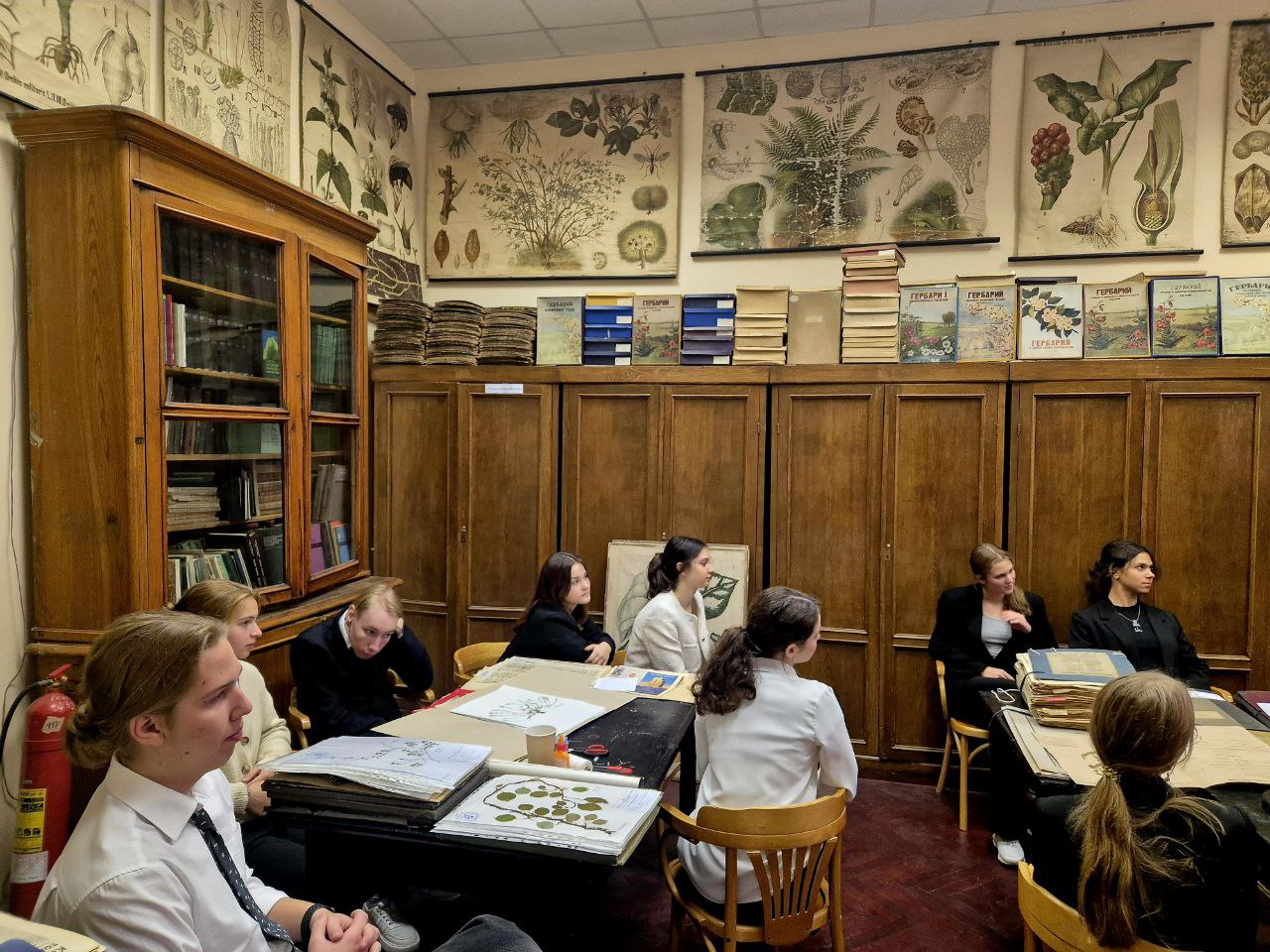 25 октября 2024 года на факультете биологии для школьников из психолого-педагогических классов была проведена ознакомительная экскурсия по трем музеям