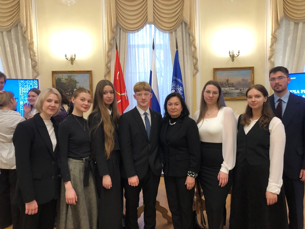 Иконникова Г.Ю. и студенты приняли участие в очередной встрече с ректором Тарасовым С.В. 