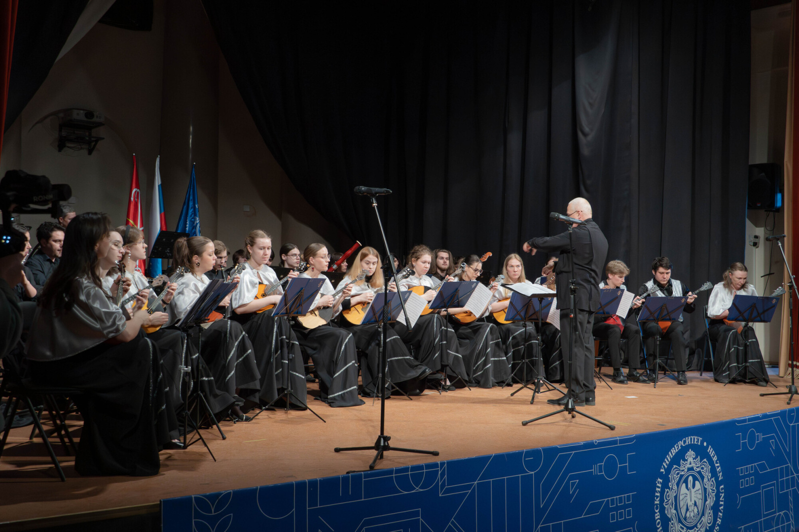 Концерт молодежного русского народного оркестра «Серебряные струны» прошел в рамках ПМОФ-2026