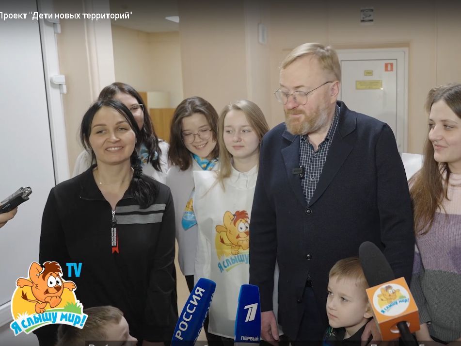 1 Виталий Милонов и волонтеры Первый канал .png